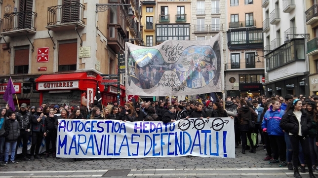 Manifestantes recorren el casco viejo de Pamplona
