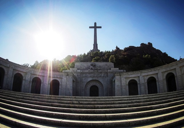 El Supremo suspende de momento la exhumación de Franco