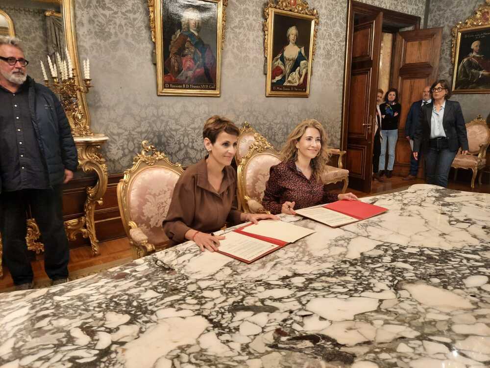 Firma de la presidenta Chivite con la ministra de Transportes Sánchez