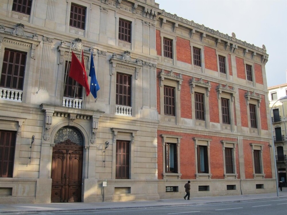 El Parlamento foral abre sus puertas durante el puente