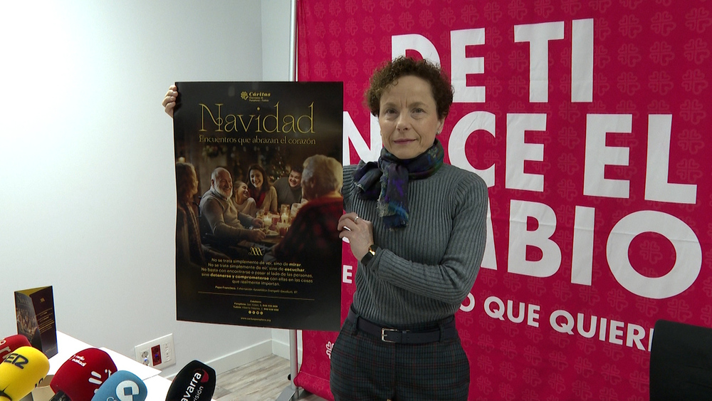 La directora de Cáritas Diocesana de Pamplona-Tudela, Maite Quintana, con el cartel de la campaña de Navidad de este año