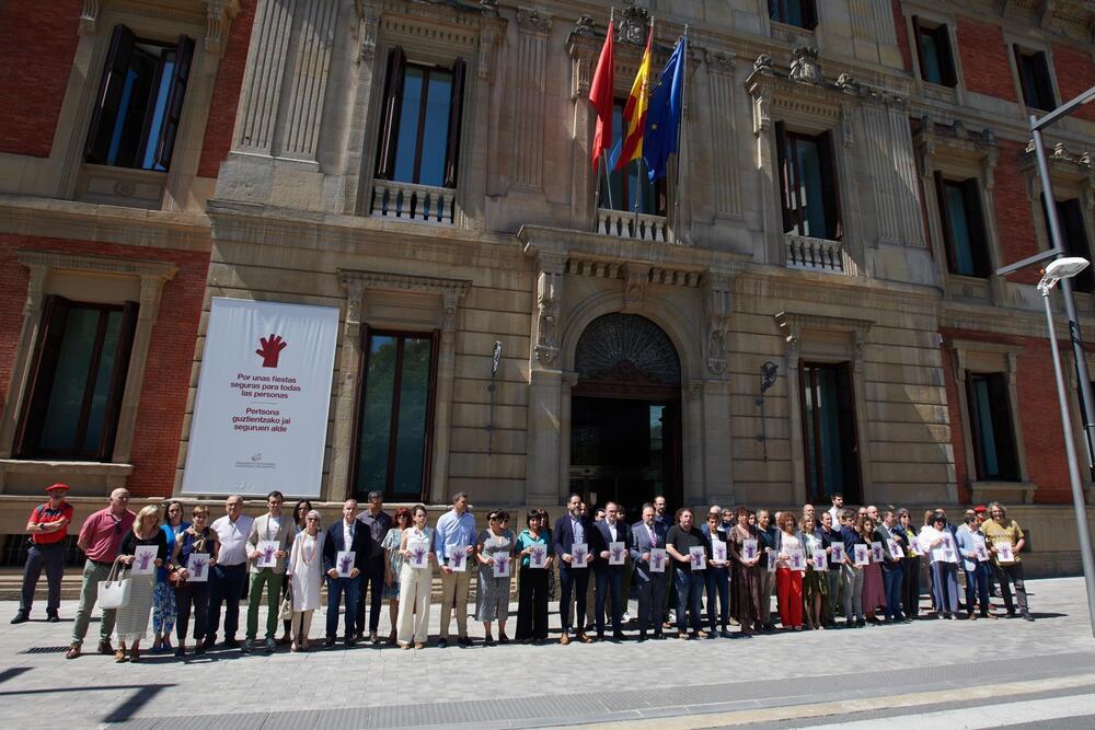 Parlamentarios forales, junto con representantes del Gobierno de Navarra, y del Ayuntamiento de Pamplona, protagonizan este lunes concentración en señal de repulsa por el asesinato machista