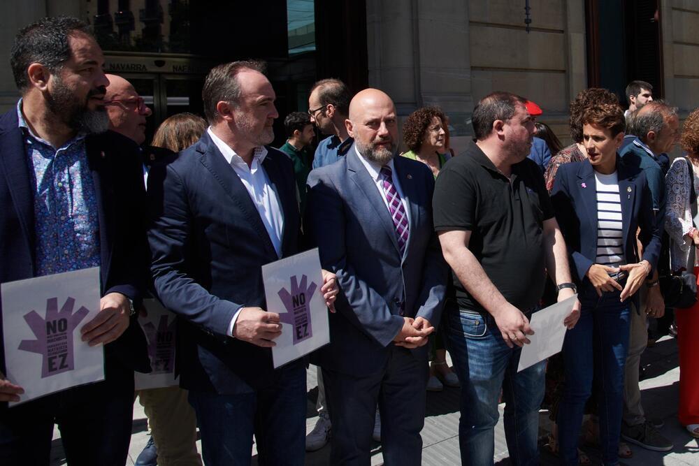 Parlamentarios forales, junto con representantes del Gobierno de Navarra, y del Ayuntamiento de Pamplona, protagonizan este lunes concentración en señal de repulsa por el asesinato machista