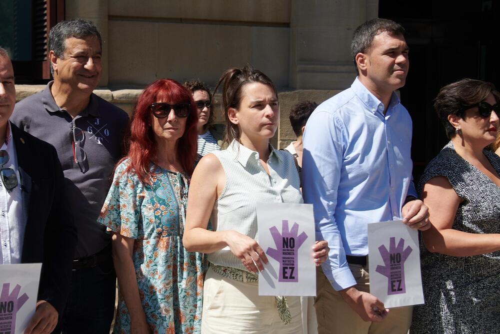 Parlamentarios forales, junto con representantes del Gobierno de Navarra, y del Ayuntamiento de Pamplona, protagonizan este lunes concentración en señal de repulsa por el asesinato machista