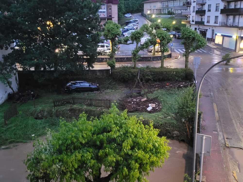 El río Zía se desborda y causa graves inundaciones en Bera