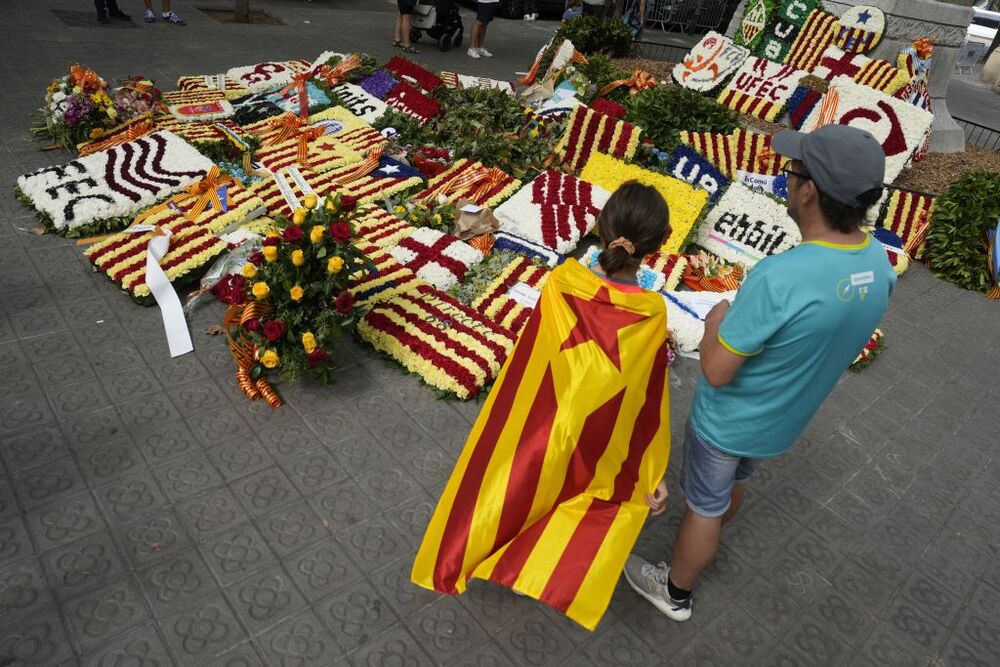 Ofrenda floral en el monumento a Rafael Casanovas  / ENRIC FONTCUBERTA