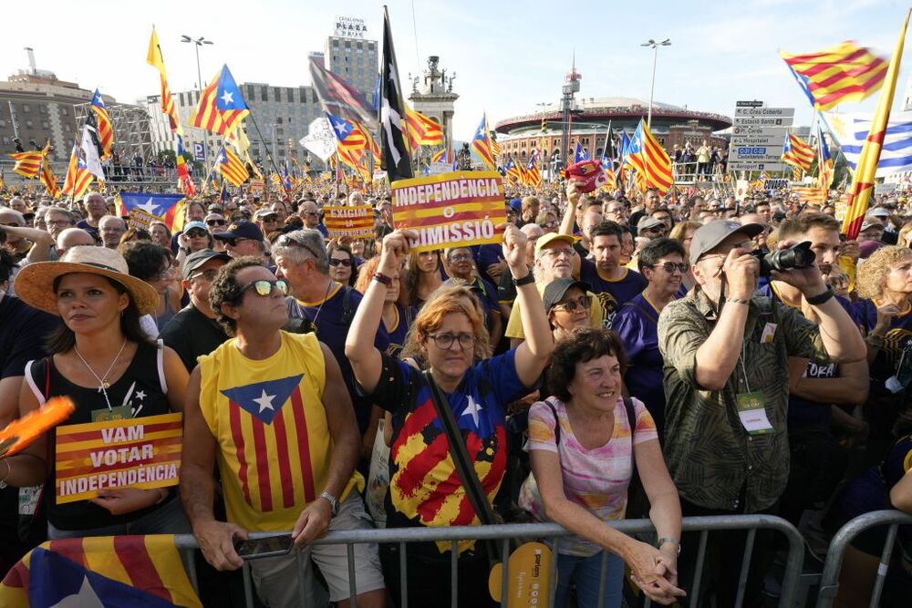 Manifestación independentista por la Diada del 11 de septiembre  / ENRIC FONTCUBERTA