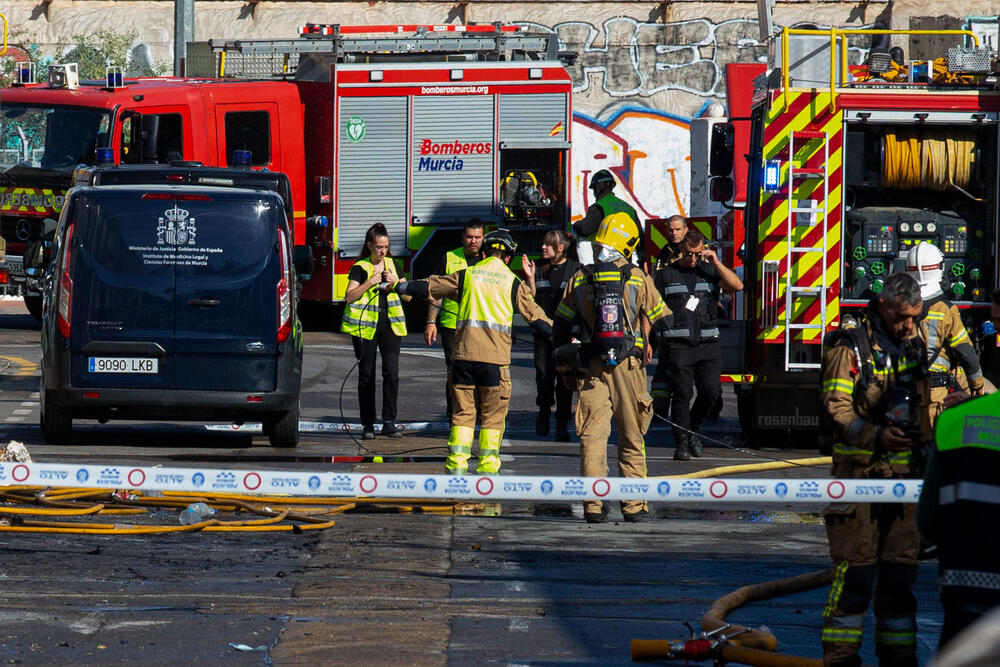 Siete fallecidos y cuatro intoxicados en el incendio de una discoteca en Murcia  / MARCIAL GUILLÉN