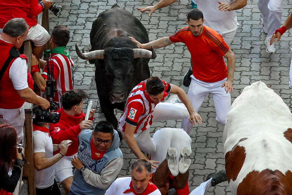 Octavo encierro de San Fermín  / J.P.URDIROZ / EFE