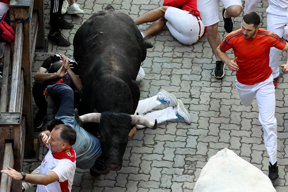 Octavo encierro de San Fermín  / J.P.URDIROZ / EFE