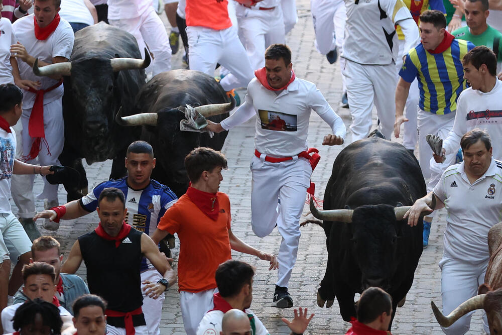 Octavo encierro de San Fermín  / J.P.URDIROZ / EFE