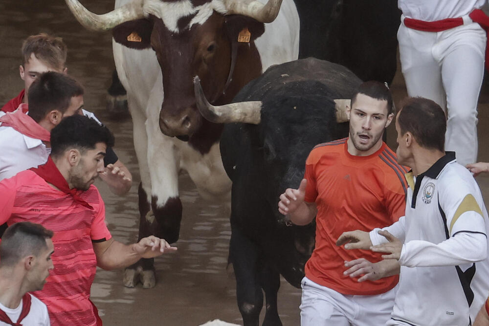 Octavo encierro de San Fermín  / JESÚS DIGES / EFE