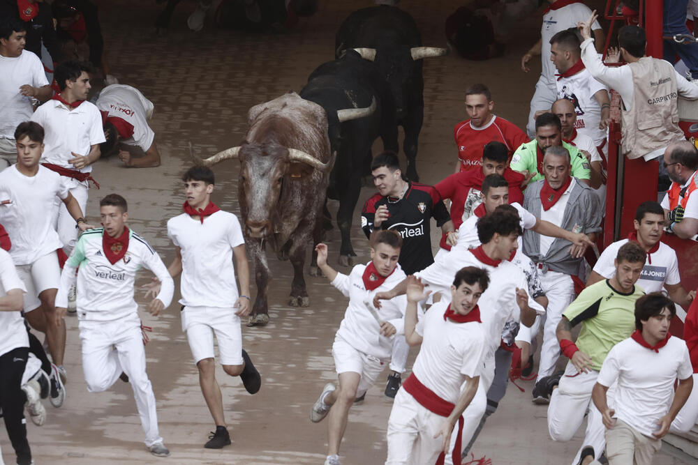 Octavo encierro de San Fermín  / JESÚS DIGES / EFE