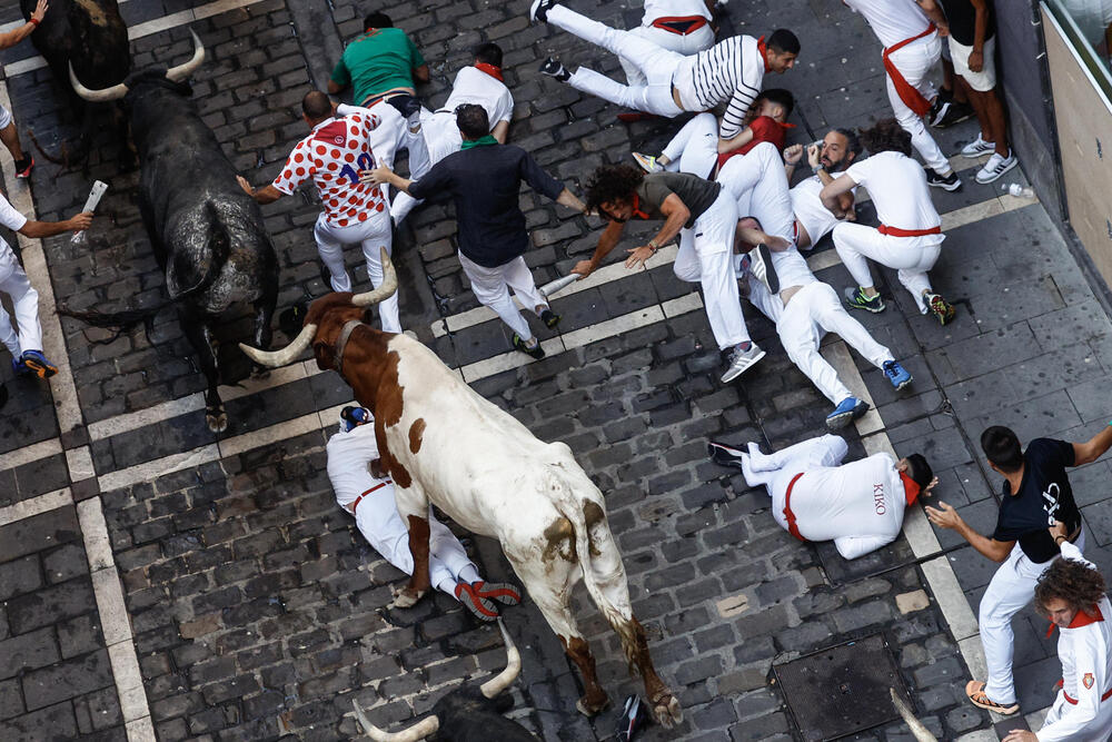 Octavo encierro de San Fermín  / RODRIGO JIMÉNEZ / EFE