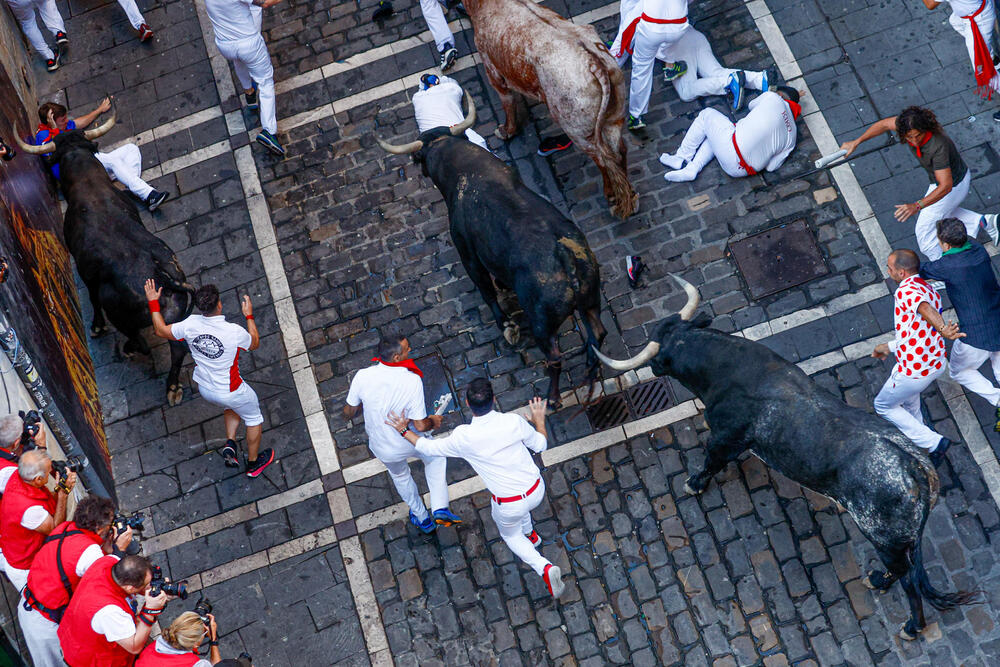 Octavo encierro de San Fermín  / RODRIGO JIMÉNEZ / EFE