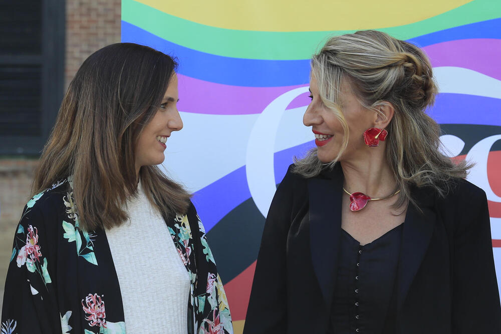 La ministra de Derechos Sociales y Agenda 2030, Ione Belarra (i), junto a la vicepresidenta segunda y ministra de Trabajo y Economía Social, Yolanda Díaz (d)