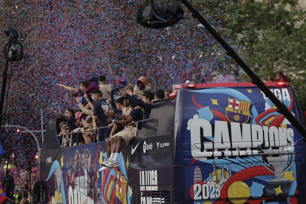 El Barça celebra LaLiga  junto al Femenino, con una rúa  / QUIQUE GARCÍA