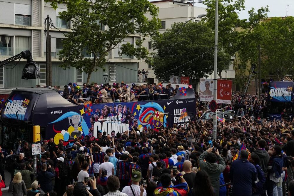 El Barça celebra LaLiga  junto al Femenino, con una rúa  / ENRIC FONTCUBERTA