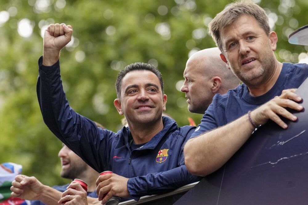 El Barça celebra LaLiga  junto al Femenino, con una rúa  / ENRIC FONTCUBERTA