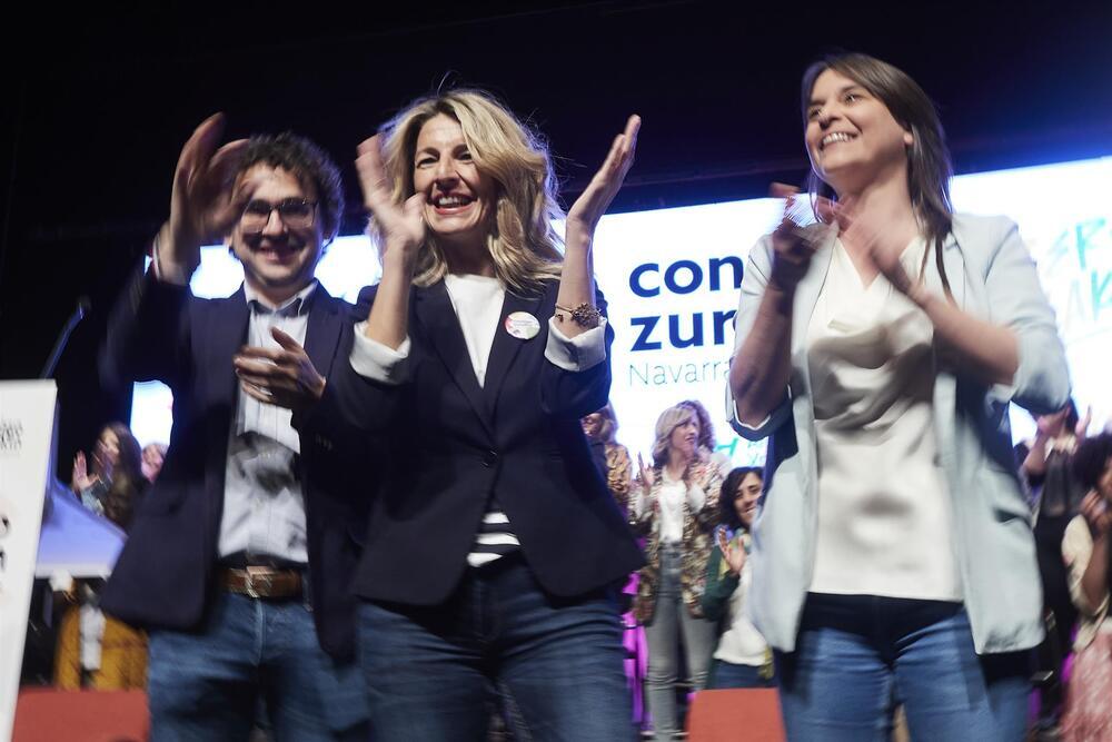 La vicepresidenta segunda del Gobierno de España y ministra de Trabajo, Yolanda Díaz (c), con la candidata de Contigo Navarra a la Presidencia del Gobierno foral, Begoña Alfaro, y el candidato a la Alcaldía de Pamplona, Txema Mauleón. - EDUARDO SANZ-