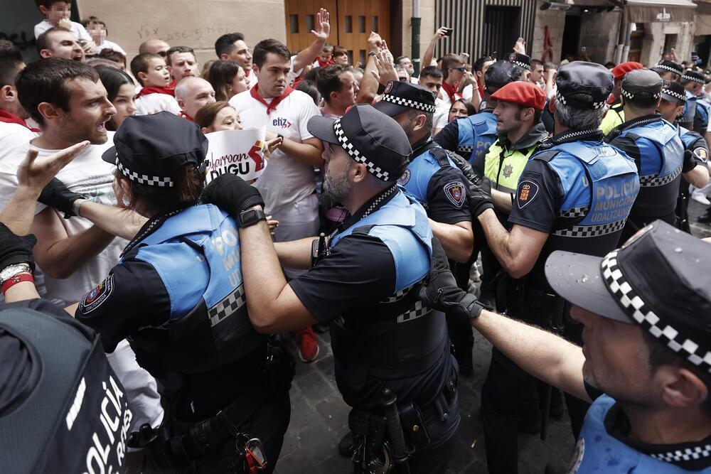 Incidentes en la calle Curia en la procesión de San Fermín 2022