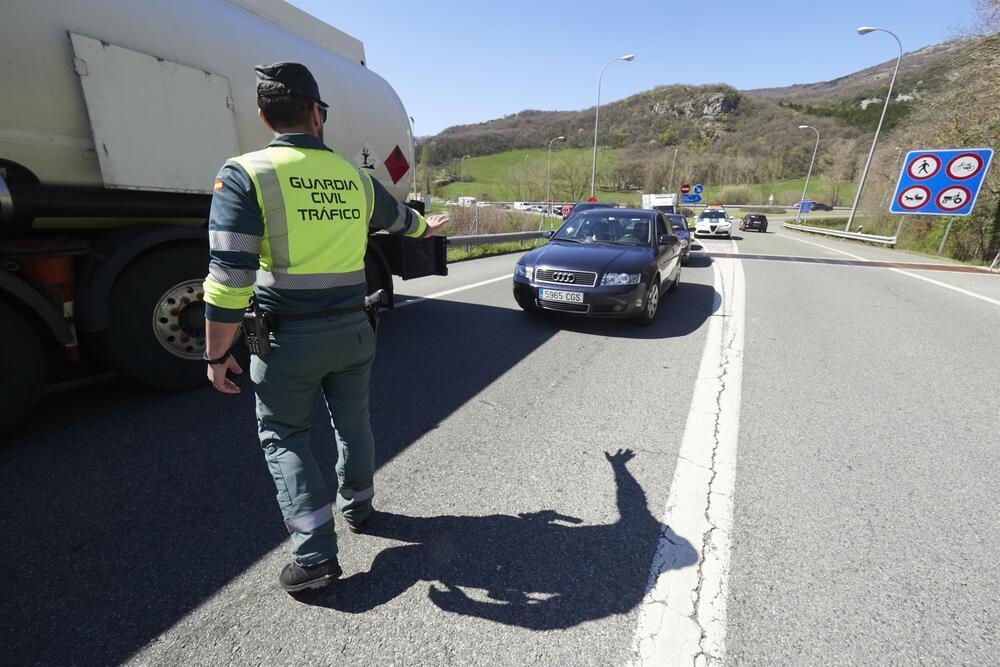 Un agente de la Agrupación de Tráfico de la Guardia Civil