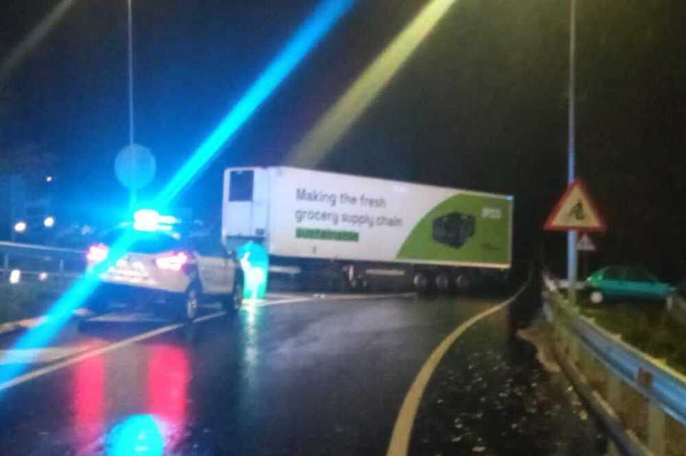 Imagen del semirremolque cruzado en la carretera en Sunbilla.