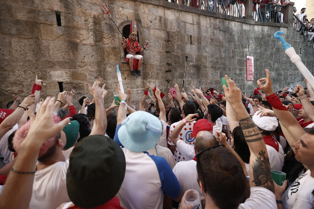 El encierro de la villavesa pone fin a la fiesta en Pamplona