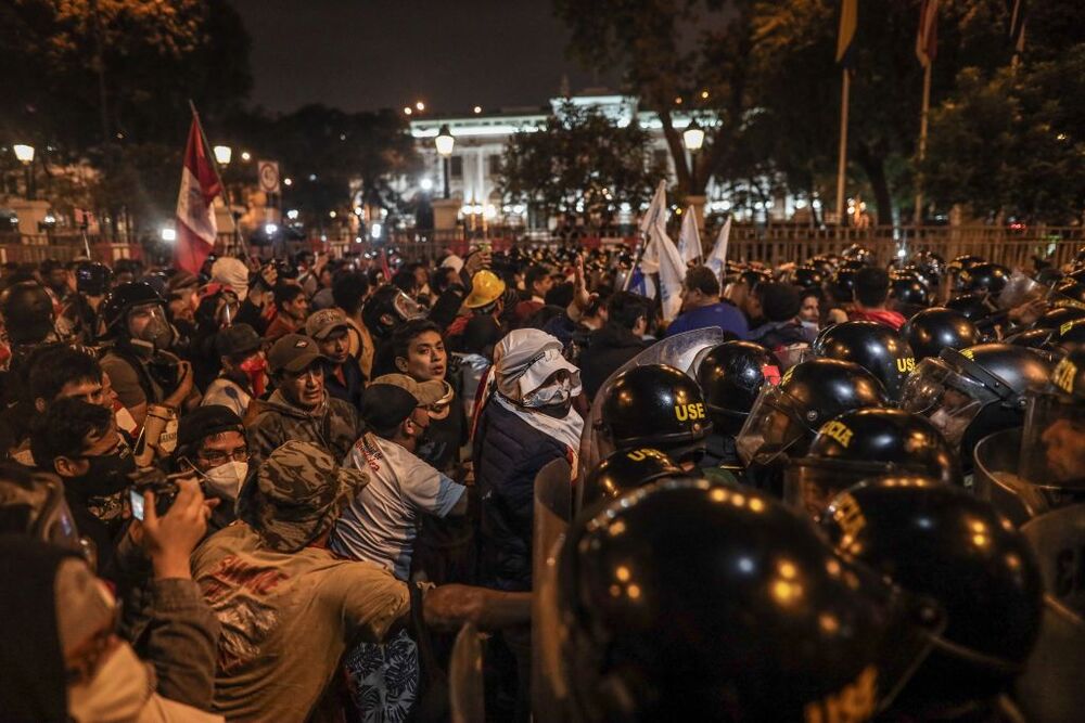 La Policía retira a manifestantes que llegaron hasta los exteriores del Congreso de Perú