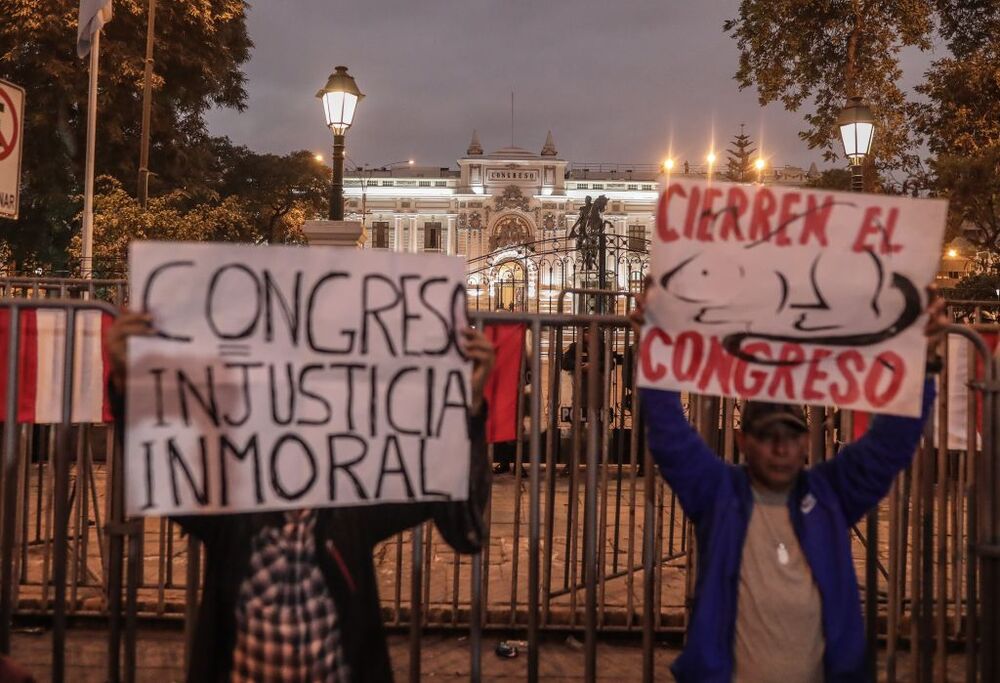 La Policía retira a manifestantes que llegaron hasta los exteriores del Congreso de Perú  / ALDAIR MEJIA