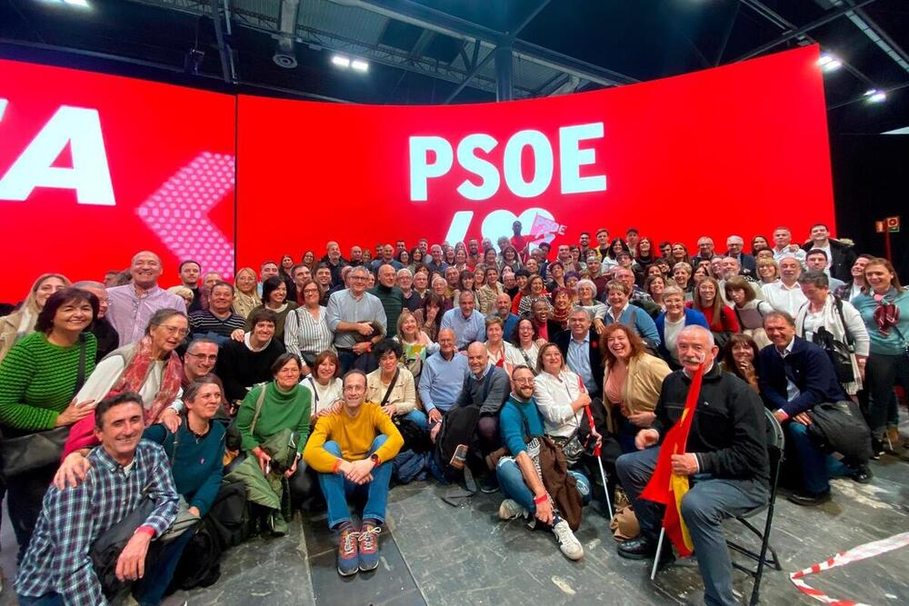 Más de 200 socialistas navarros arropan a Sánchez en Madrid