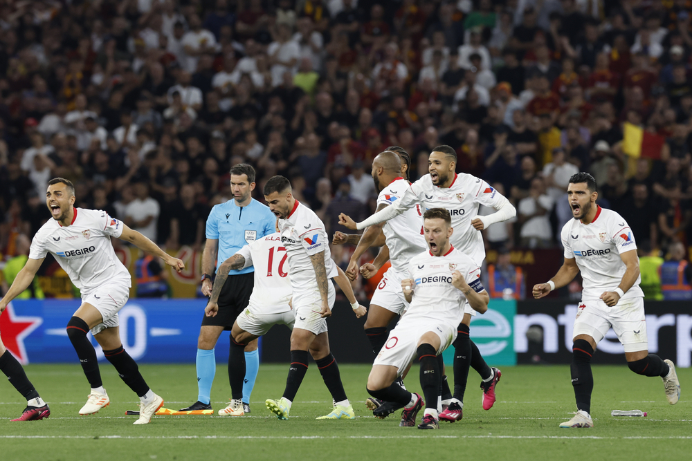 Montiel marca el penalti definitivo y el Sevilla logra su séptima copa de campeón  / JULIO MUÑOZ