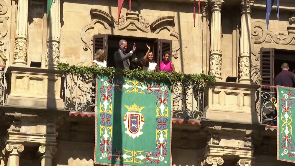 DIRECTO | Los Reyes saludan desde el balcón del Ayuntamiento