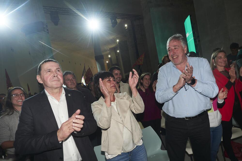 Arnaldo Otegi, Laura Aznal y Joseba Asiron en el acto de inicio de la campaña electoral en el Auditorio Baluarte de Pamplona 