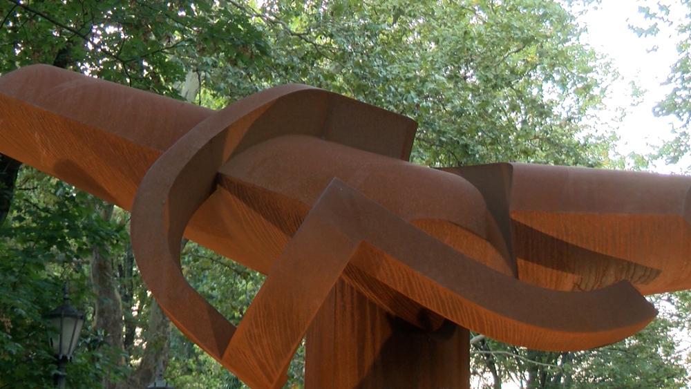 Una escultura de Faustino Aizkorbe homenajea en el parque de la Media Luna a las víctimas del Covid-19