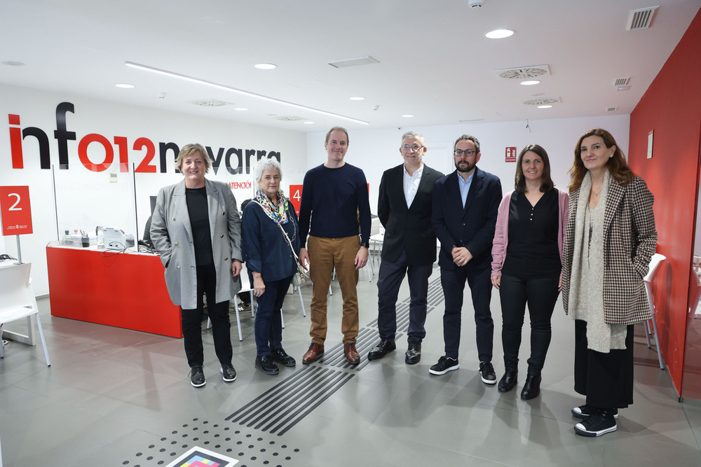 Toya Bernad, Itziar Ayerdi, Iñaki Pinillos, el vicepresidente Taberna, Joseba Asian, Leticia Gurpegui y Carmen Vallés, en su visita a la Oficina de Atención Ciudadana de Tudela.