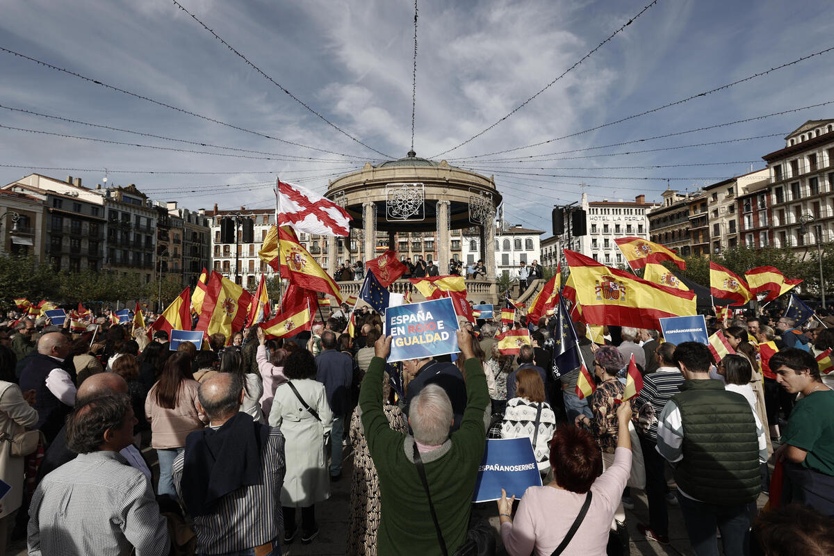 Varios miles de personas protestan en la plaza del Castillo de Pamplona contra la amnistía  / JESÚS DIGES