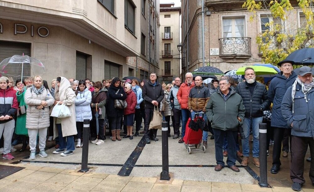 Vecinos de Estella se concentran después de que este martes hayan sido localizados en Urbasa los cuerpos sin vida de un niños de siete años y su padre. La concentración ha sido convoada por el Ayuntamiento. El caso está bajo secreto de Sumario. - EUR