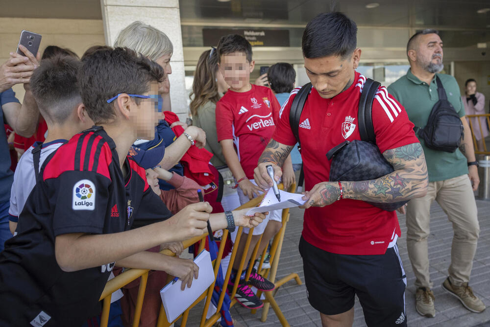 Caluroso recibimiento de la afición a Osasuna a su llegada a Pamplona  / VILLAR LÓPEZ