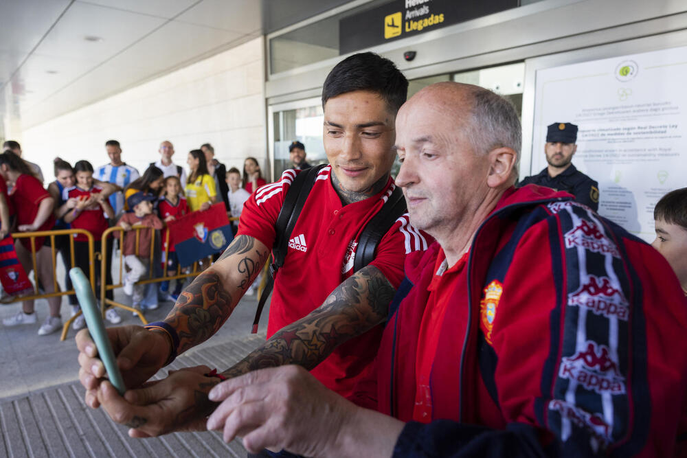 Caluroso recibimiento de la afición a Osasuna a su llegada a Pamplona  / VILLAR LÓPEZ