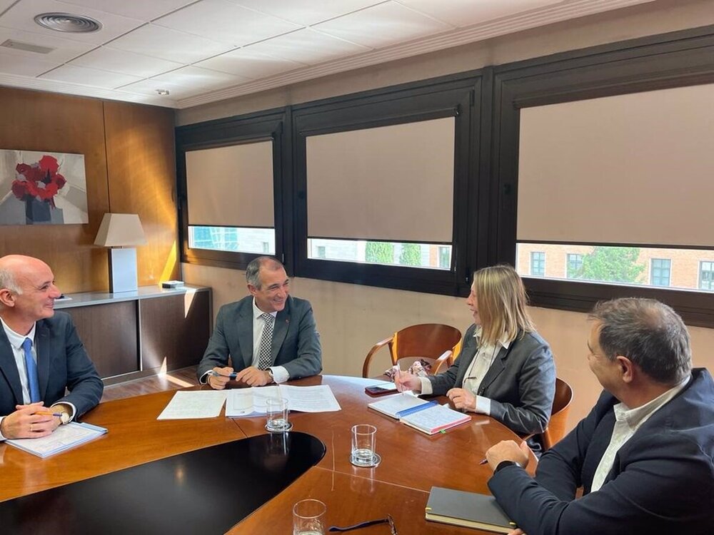 El consejero de Cohesión Territorial junto a la presidenta de Canasa durante la reunión 