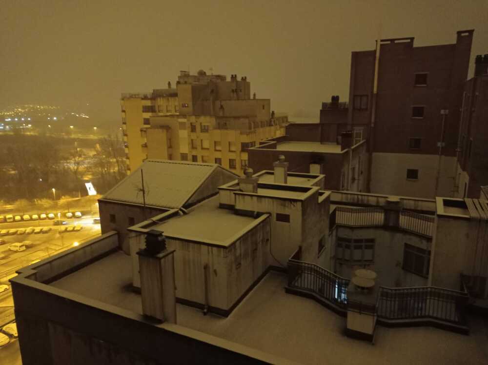 La nevada de primera hora sobre Pamplona ha cubierto edificios y calles