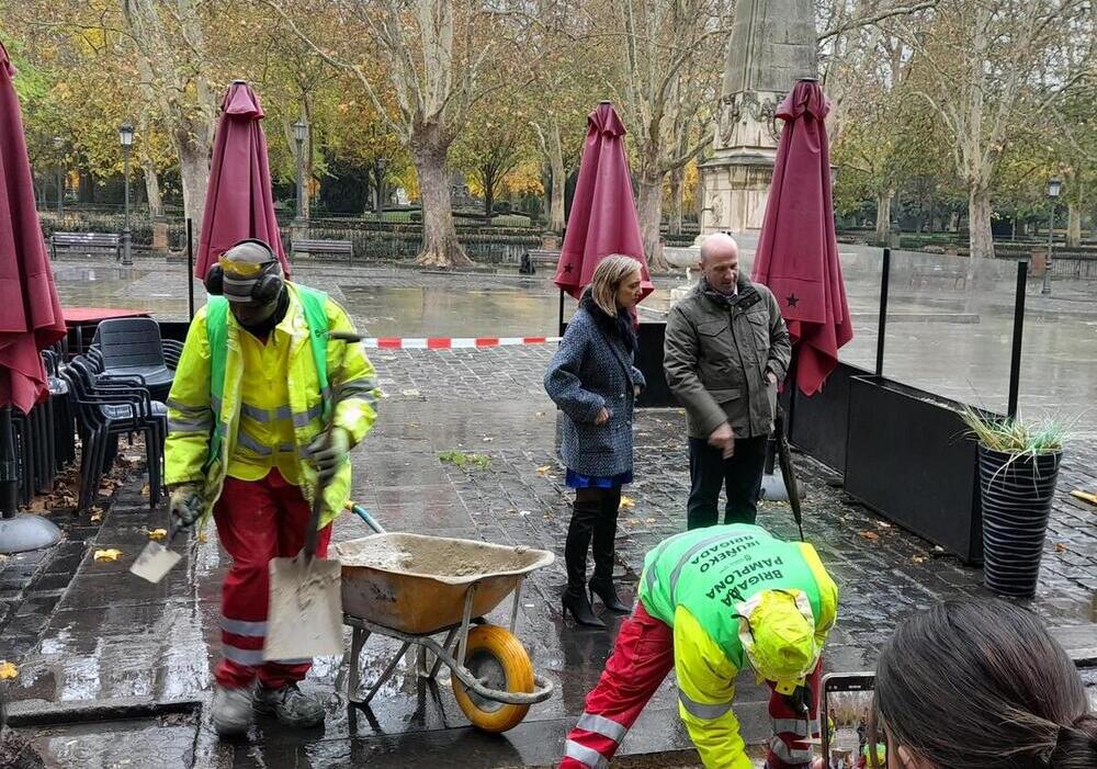 La alcaldesa de Pamplona, Cristina Ibarrola, y el director del área de Conservación Urbana, Óscar Esquíroz, junto a operarios de la Brigada Pamplona - EUROPA PRESS