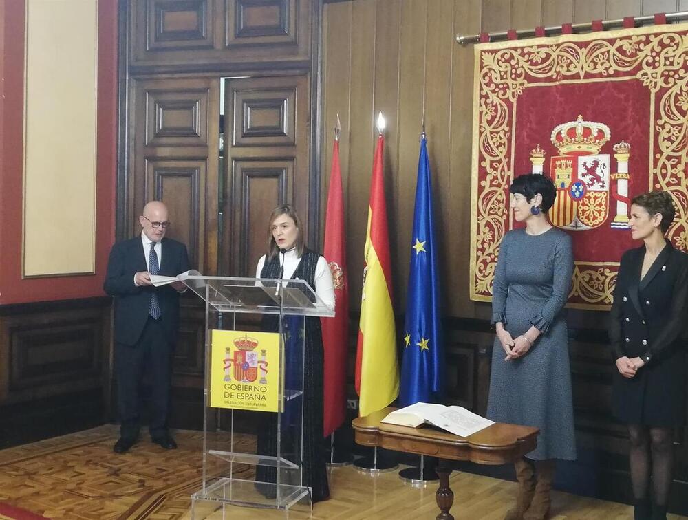 Alicia Echeverría interviene en su toma de posesión como delegada del Gobierno de Navarra junto a Elma Saiz y María Chivite