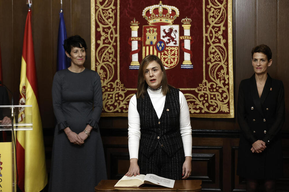 La nueva delegada del Gobierno en Navarra, Alicia Echeverría (c), ha apelado 