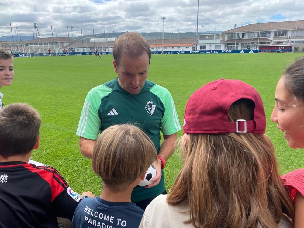 Arrasate firmando autógrafos a los aficionados rojillos