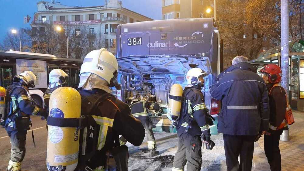 Momento en el que los bomberos han acudido al lugar del siniestro.