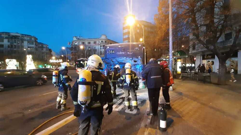 Momento en el que los bomberos han acudido al lugar del siniestro.