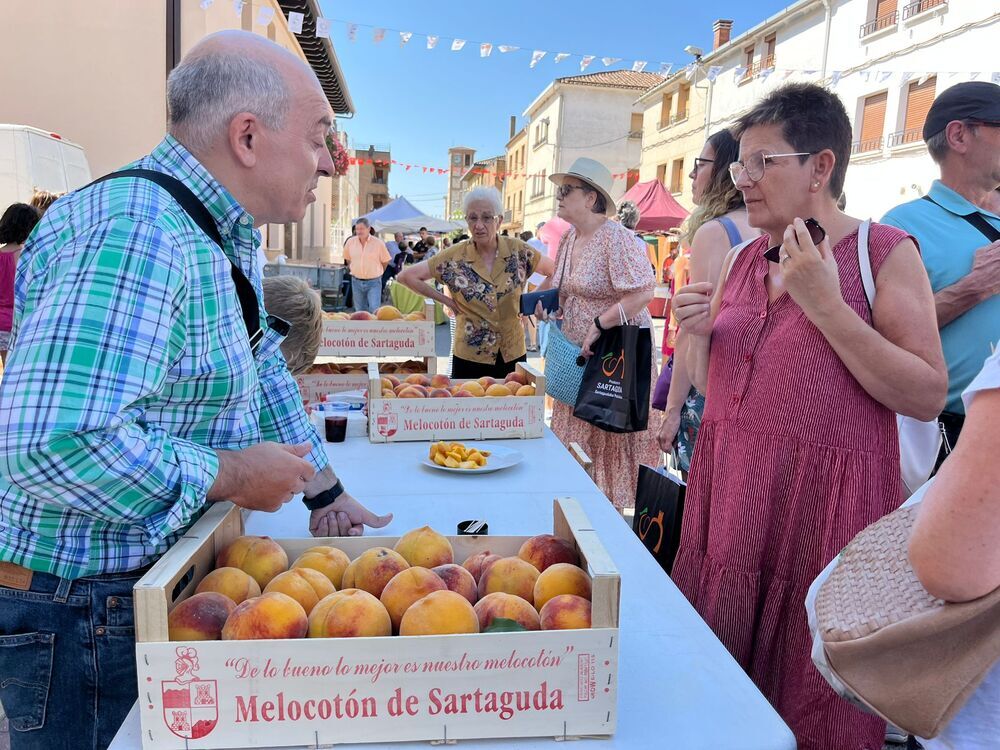 Sartaguda se llena de visitantes por la Feria del Melocotón