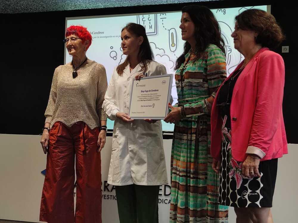 Acto de entrega de la ayuda de Roche Farma España 'Stop fuga de cerebros' 2023 a la investigadora de Navarrabiomed Eva Jover - EUROPA PRESS